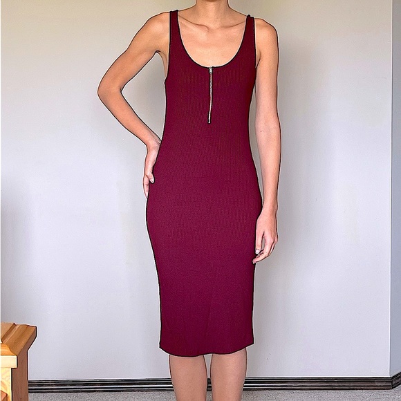 Small burgundy midi dress with short zipper on the front. Body hugging dress. - Picture 4 of 4